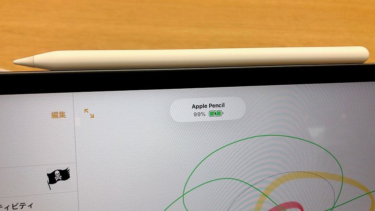 화면이 켜진 iPad Air 13인치 M3와 매직 키보드